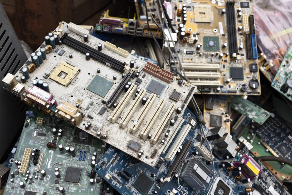 Anakart hurda, elektronik geri dönüşüm sektöründe yüksek değer taşıyan malzemeler arasında yer alır. İçerisinde altın, bakır ve çeşitli değerli metal bileşenler bulunduğu için sıradan elektronik atık olarak değerlendirilmez. Bu nedenle anakart hurda satışı yapılırken doğru analiz ve profesyonel fiyatlandırma büyük önem taşır.