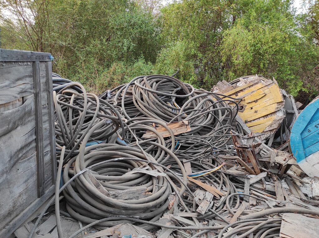 Kablo hurdası, içeriğinde bulunan bakır sayesinde oldukça değerli hurda türleri arasında yer alır. Elektrik tesisatlarından, inşaatlardan ve sanayi üretiminden çıkan kablolar profesyonel ekipler tarafından yerinde alınarak değerlendirilir. Hurda alanlar ve en yakın hurdacı hizmeti ile kablolar yerinde tartılır, fiyatlandırılır ve ödeme anında yapılır. Detaylı bilgi için 0 532 137 90 02 üzerinden iletişime geçebilirsiniz.